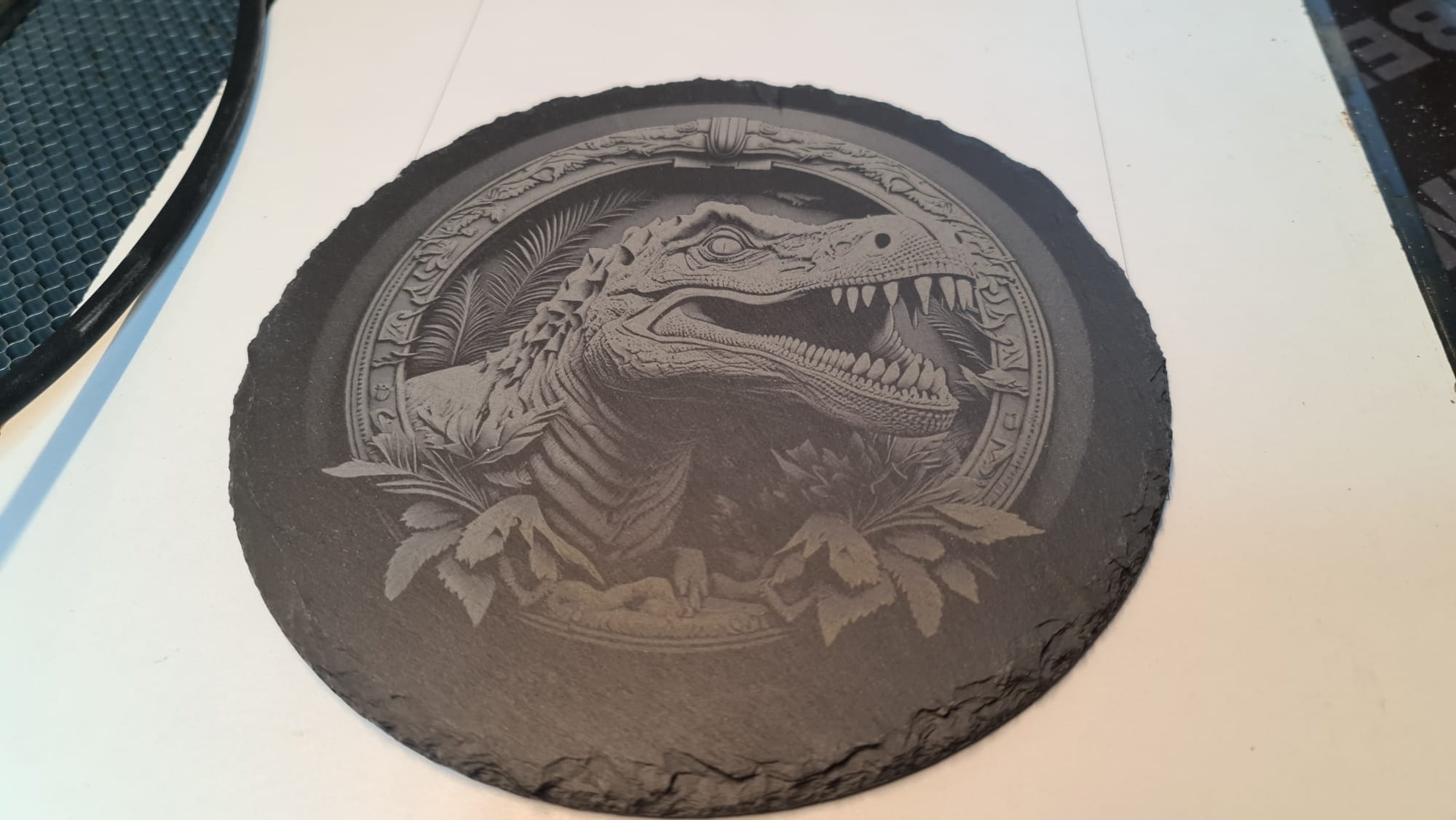 T-Rex gravé au laser sur ardoise